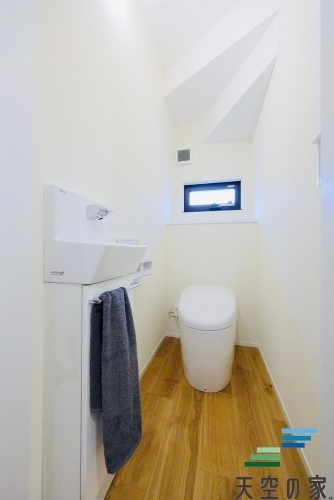   【同仕様】
もちろん温水洗浄機能付きのトイレが設置されています。当たり前ですが、気になる水周り関係が全て新品というのも新築物件ならではですから、気持ちよく新生活が始められます。