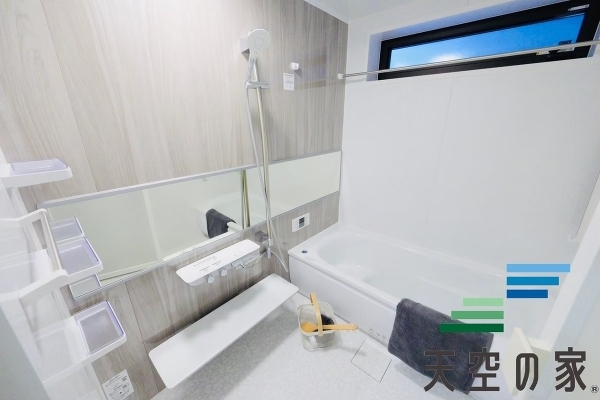   【同仕様】
『一日の疲れを落としてくれる場所は、一番落ち着く場所でなければならない』　
高級感溢れるカラーと大きさで構成された半身浴も楽しめるバスタブが日々の疲れを癒し、心地よさをもたらします。