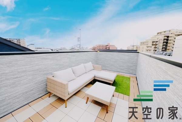   【同仕様】
頬をなでる優しい風を感じることが出来るバルコニー。つい深呼吸をしたくなる気持ちの良い眺望はこのお部屋の自慢です。洗濯物を干すスペースとしても十分な広さがあります。