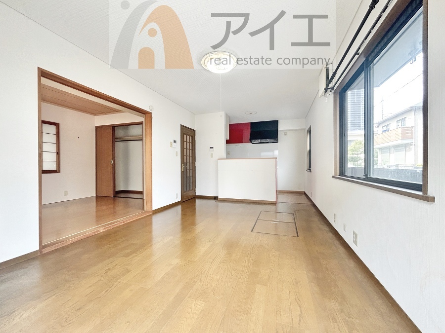 日差しがうれしいリビング、大窓からの見晴らしも良好