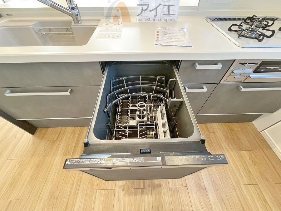 手に優しい、後片づけおまかせの食洗機。ママも食後のだんらんに加われます