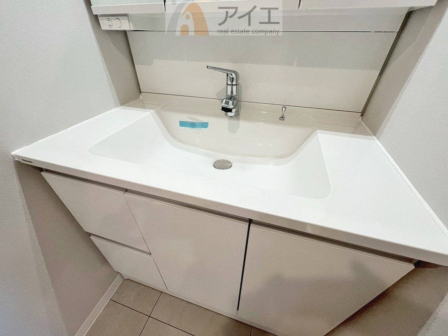 三面鏡にハンドシャワー付き、使いやすい洗面台