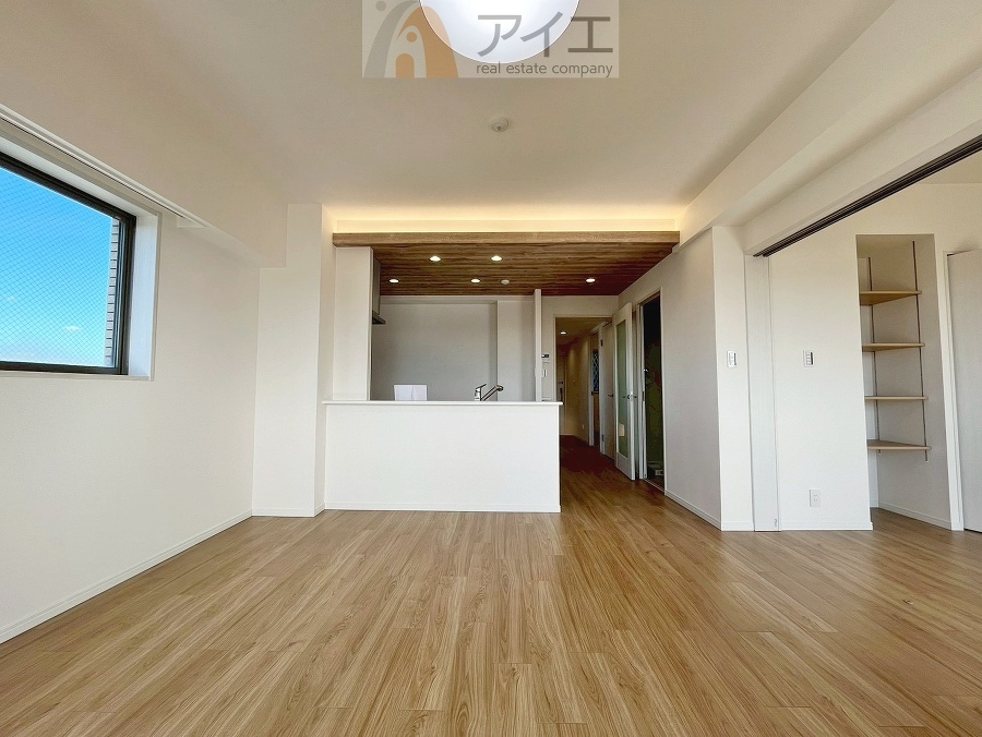 日差しがうれしいリビング、大窓からの見晴らしも良好