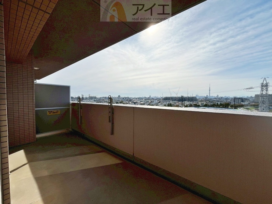 広々バルコニーは日当たり良好、ガーデニングも楽しめます