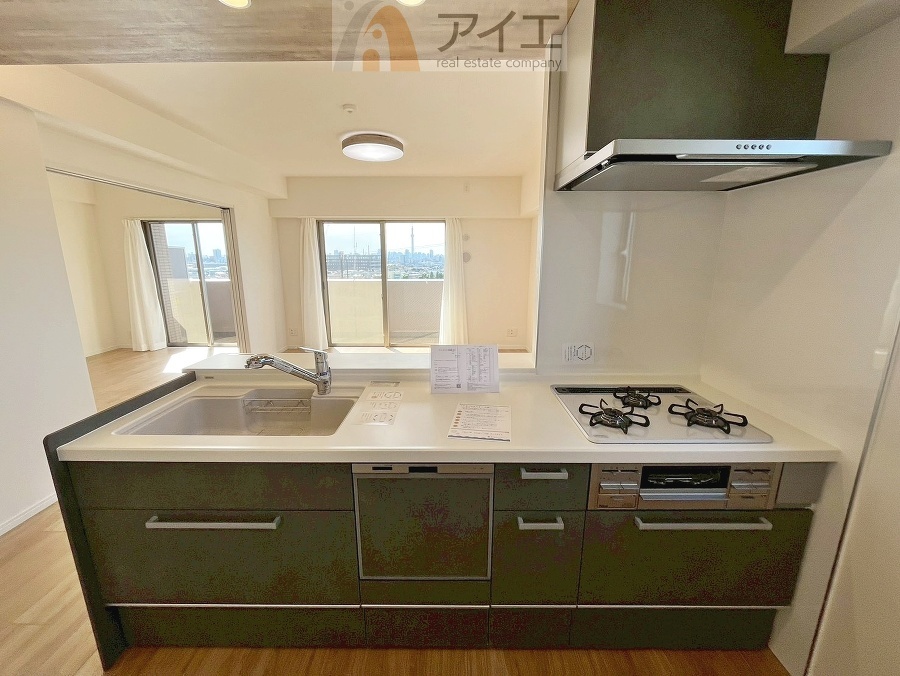 リビングで遊ぶお子様にも目が届く、安心感で選ぶなら対面キッチン