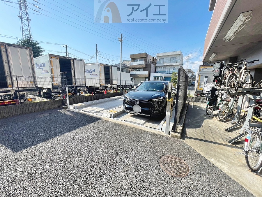 駐車場があるため車通勤の方にも安心なマンションです(要空確認)