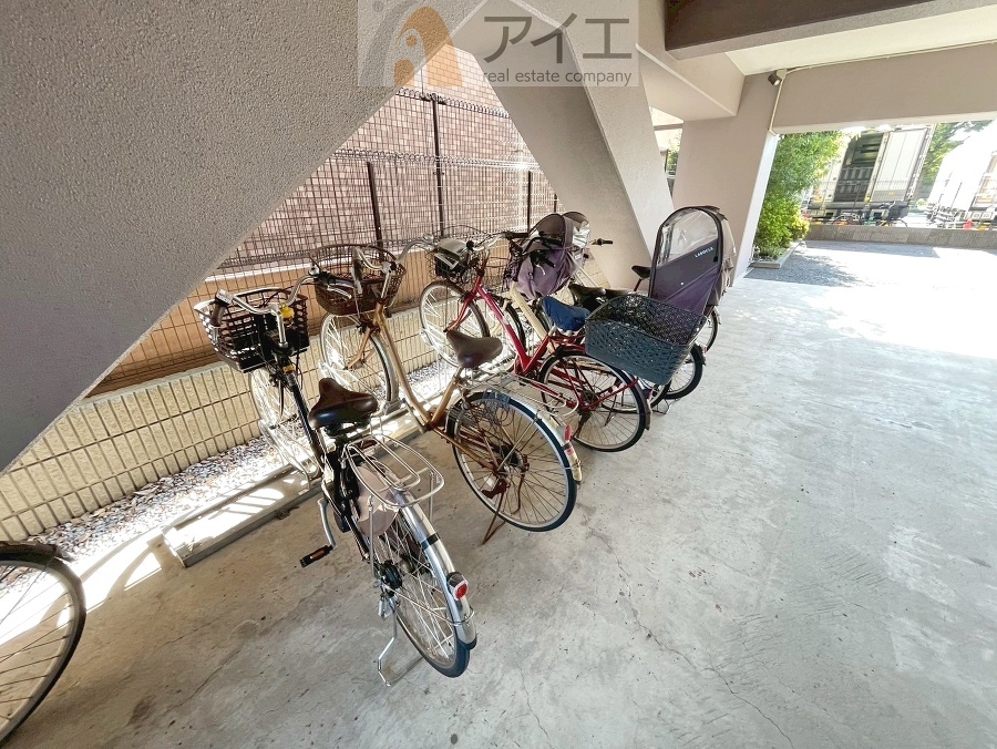 広々スペースの駐輪場はご家族の自転車を置くことができます