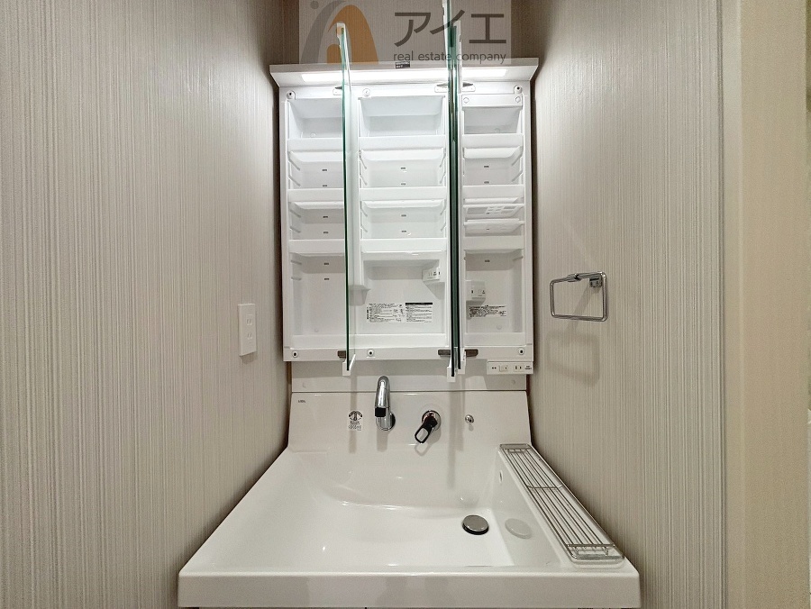 たっぷりの収納を設けた3面鏡付洗面台で快適な暮らし