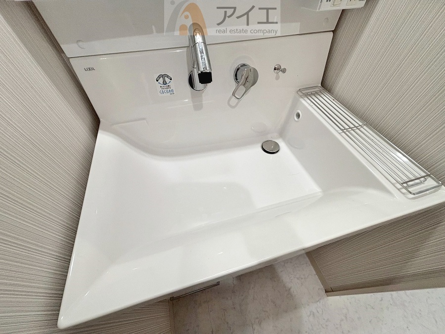 三面鏡にハンドシャワー付き、使いやすい洗面台