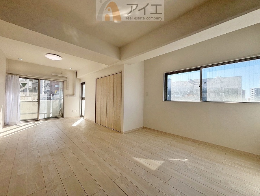 日差しがうれしいリビング、大窓からの見晴らしも良好