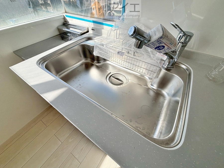 水道一体型の浄水器。ボタン一つで切替可能水回りもすっきり