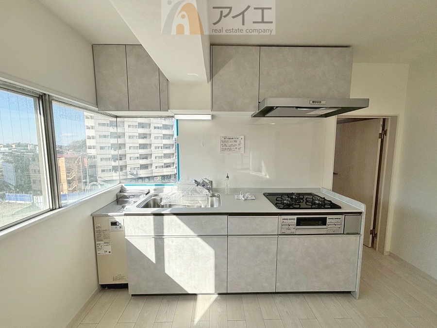 明るいキッチンがご家族の温かい時間を演出