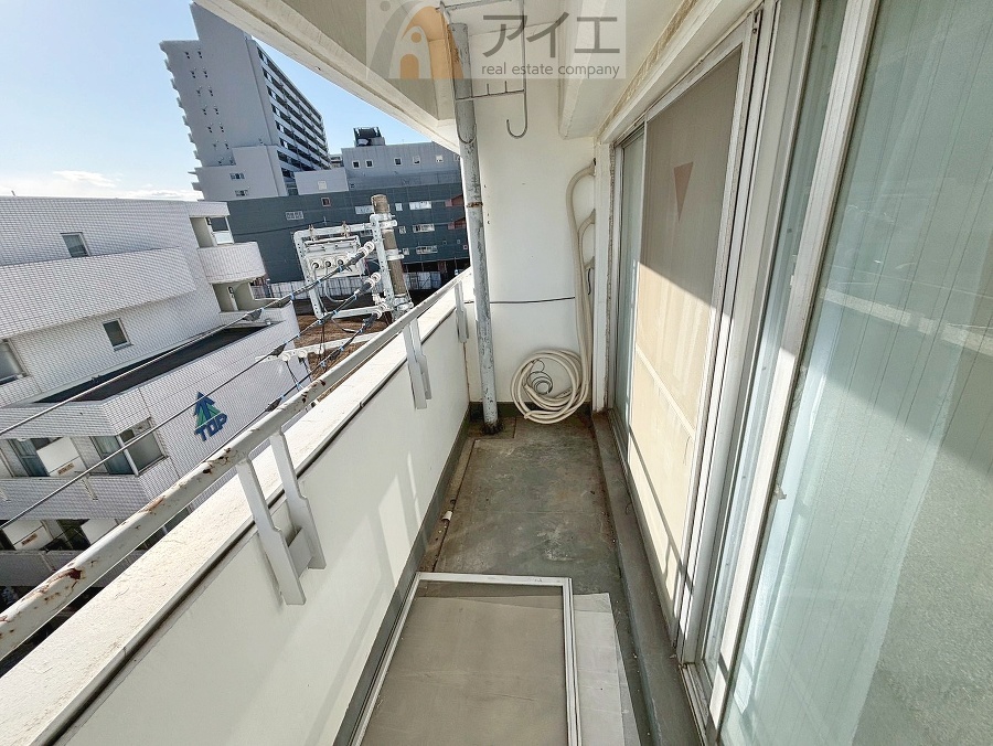 広々バルコニーは日当たり良好、ガーデニングも楽しめます