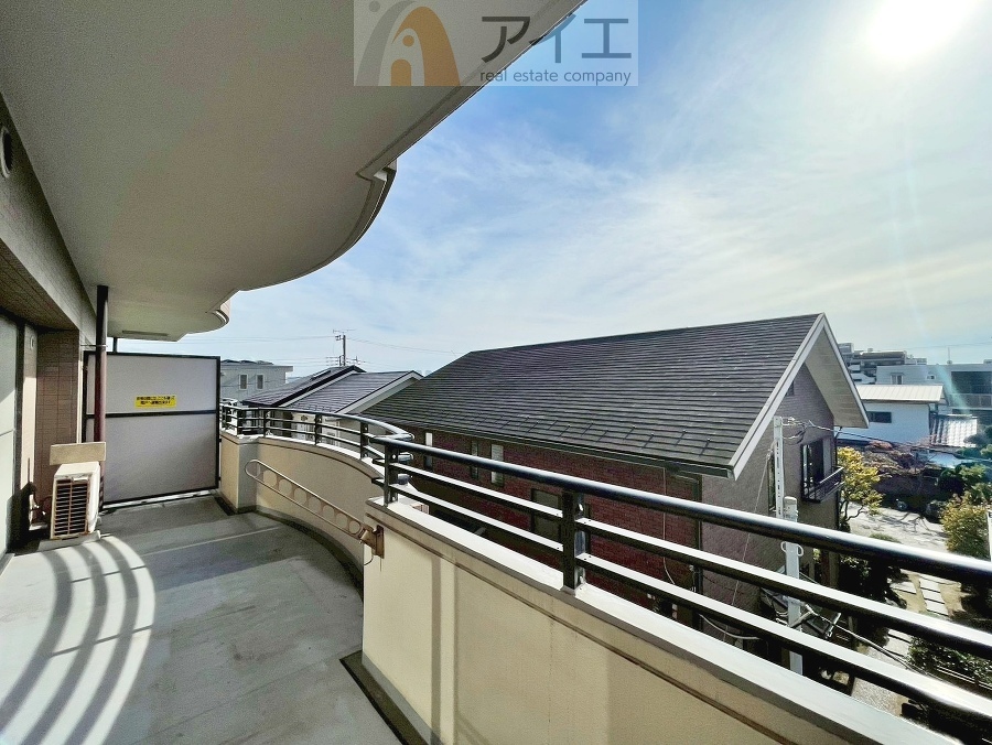 広々バルコニーは日当たり良好、ガーデニングも楽しめます