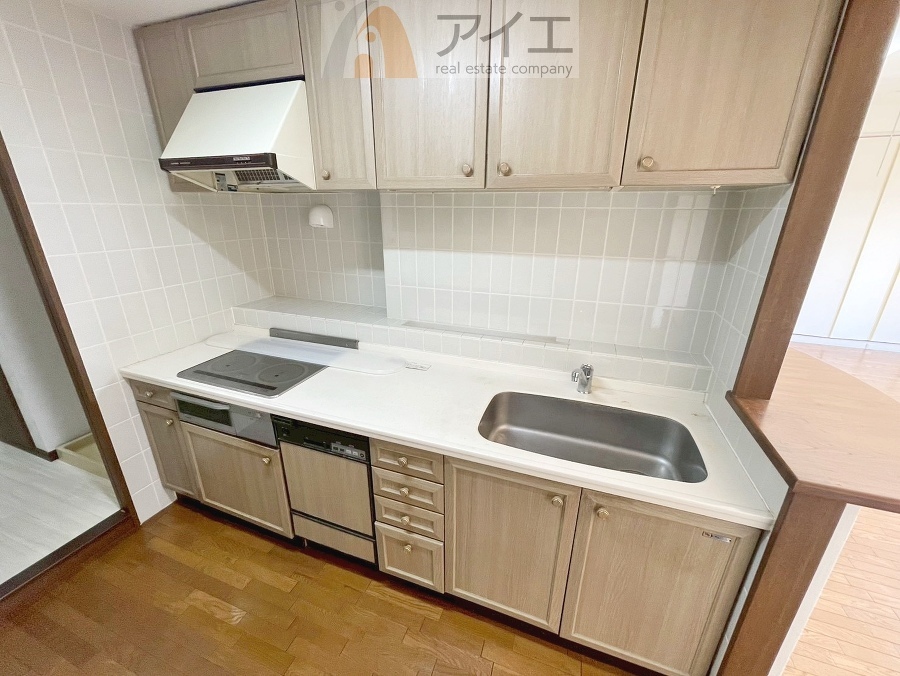 ご家族やお客様との会話も楽しめるキッチン