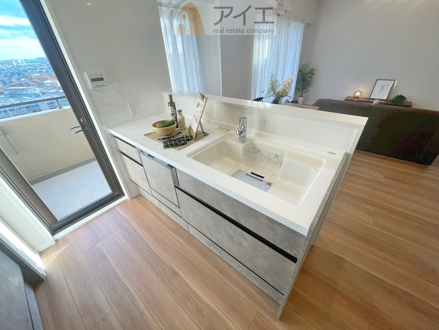 ご家族やお客様との会話も楽しめる対面キッチン