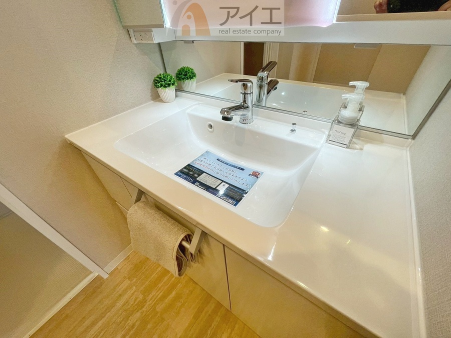 三面鏡にハンドシャワー付き、使いやすい洗面台