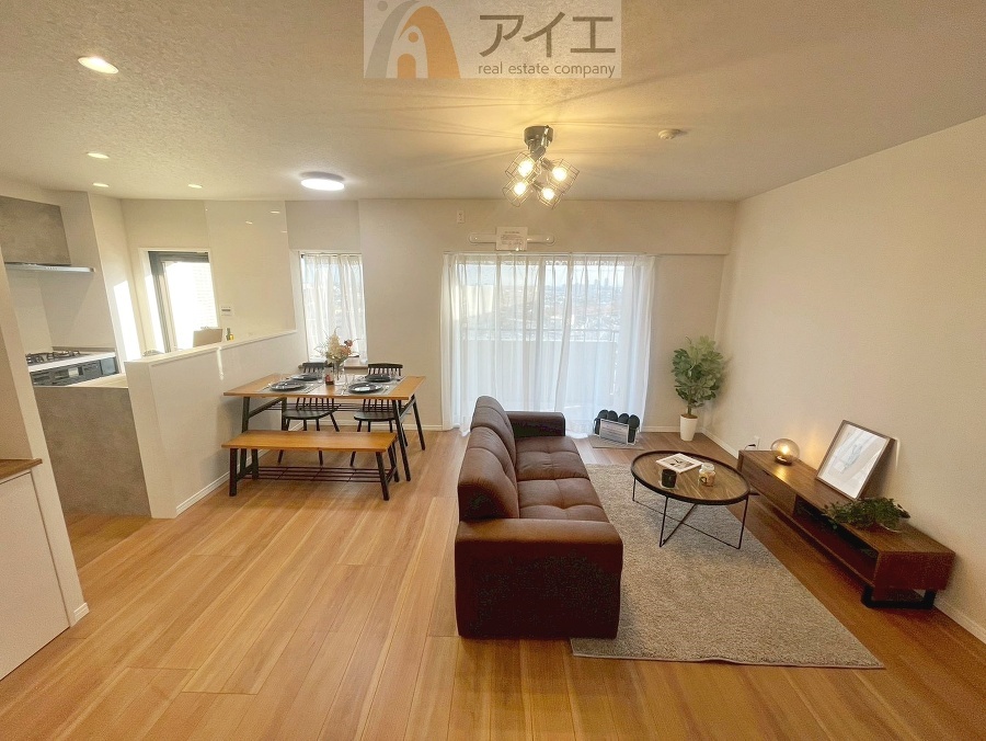 日差しがうれしいリビング、大窓からの見晴らしも良好