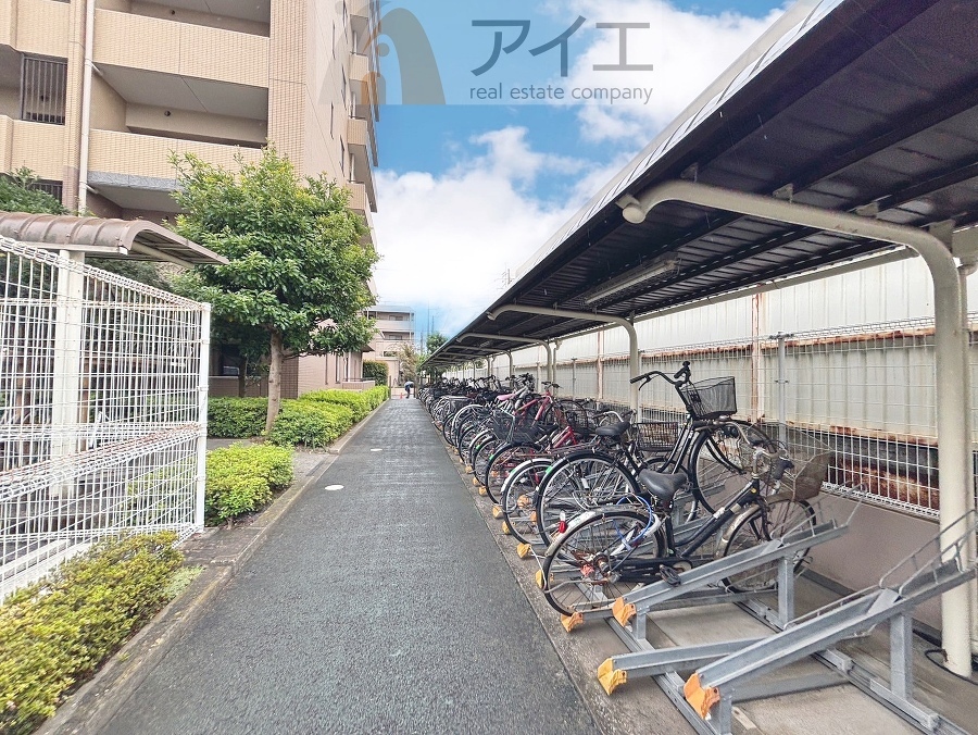 広々スペースの駐輪場はご家族の自転車を置くことができます