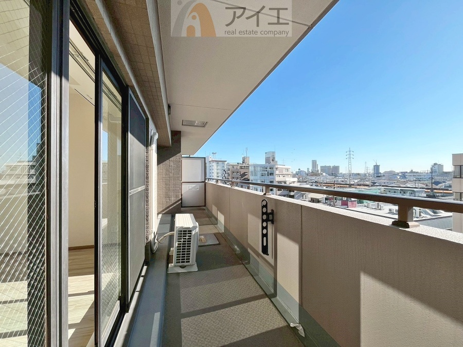 広々バルコニーは日当たり良好、ガーデニングも楽しめます