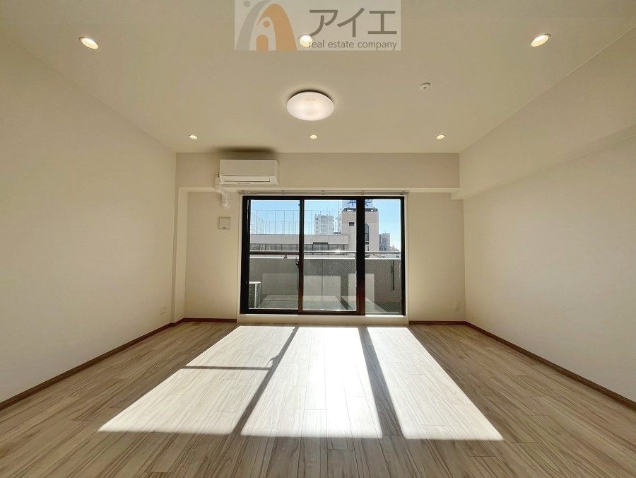 日差しがうれしいリビング、大窓からの見晴らしも良好