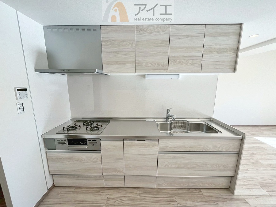 ゆっくり閉まる収納でお子さんが手を挟むこともなく安心