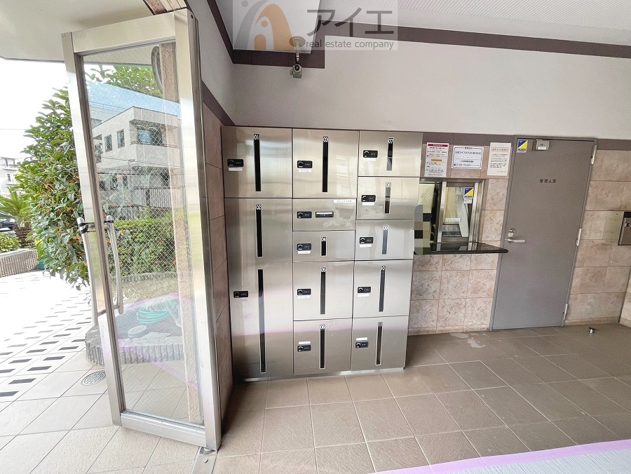 お出掛けが多くても安心な、宅配ボックスつき