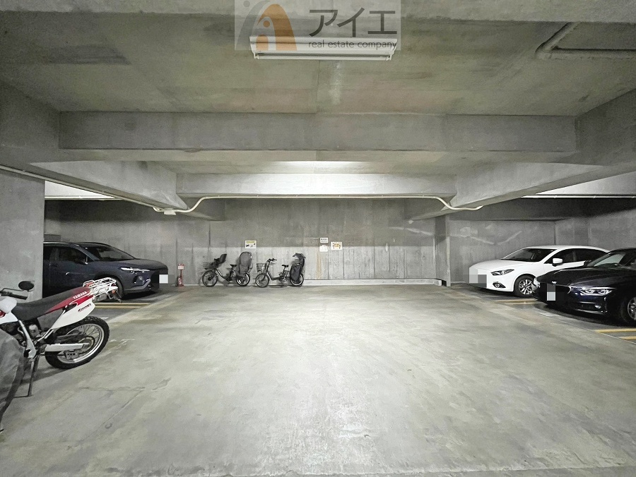 駐車場があるため車通勤の方にも安心なマンションです(要空確認)