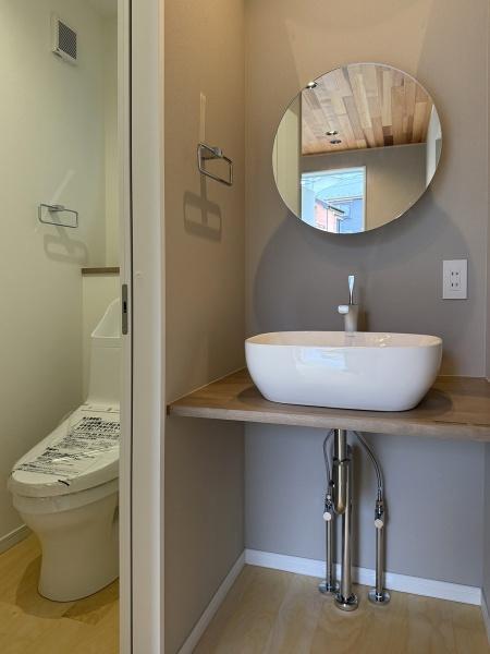 玄関すぐにも洗面台があります。