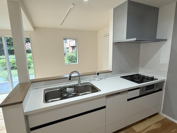 環境にも手にも優しい食器洗乾燥機付。