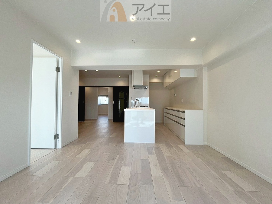 日差しがうれしいリビング、大窓からの見晴らしも良好