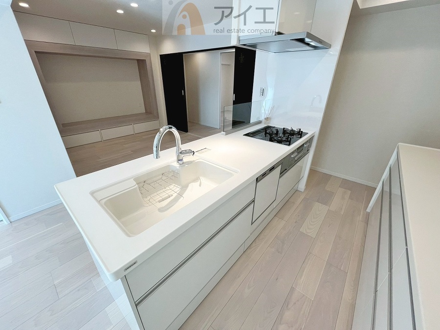 リビングで遊ぶお子様にも目が届く、安心感で選ぶなら対面キッチン