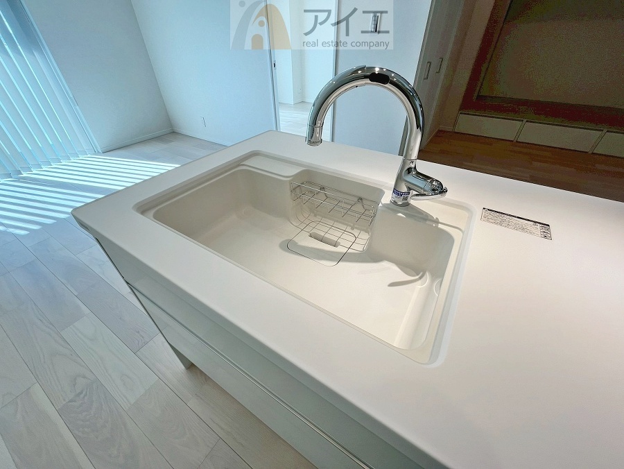 水道一体型の浄水器。ボタン一つで切替可能水回りもすっきり