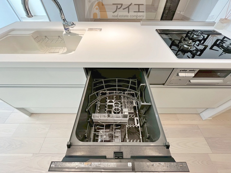 手に優しい、後片づけおまかせの食洗機。ママも食後のだんらんに加われます