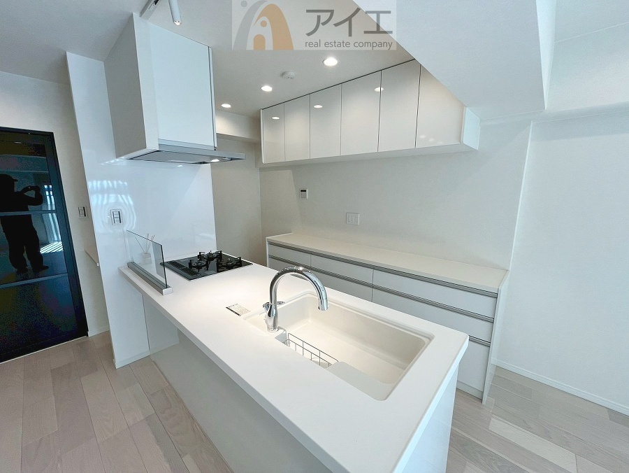 ご家族やお客様との会話も楽しめる対面キッチン