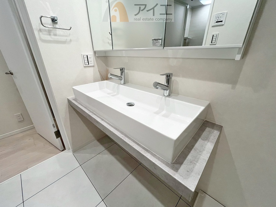 三面鏡にハンドシャワー付き、使いやすい洗面台