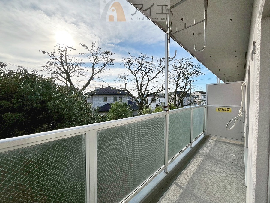 広々バルコニーは日当たり良好、ガーデニングも楽しめます