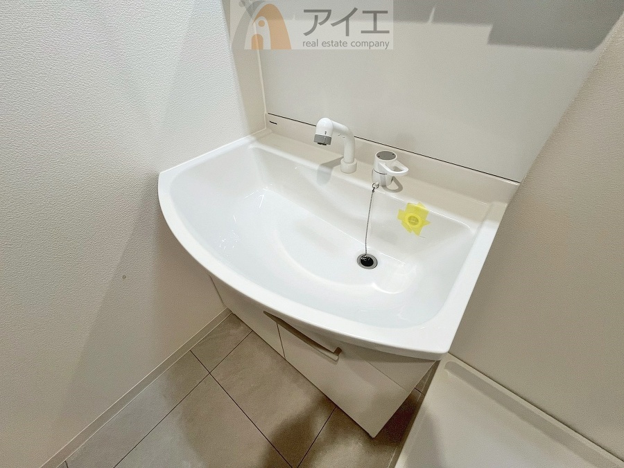 三面鏡にハンドシャワー付き、使いやすい洗面台