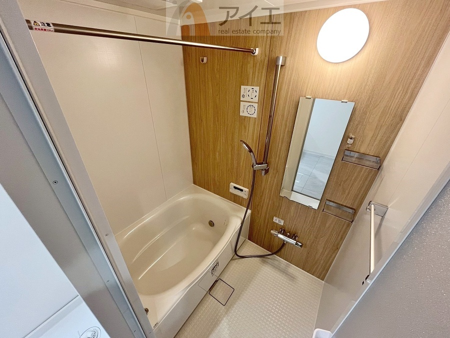 大人の半身浴や、小さなお子様との入浴にも便利な浴室