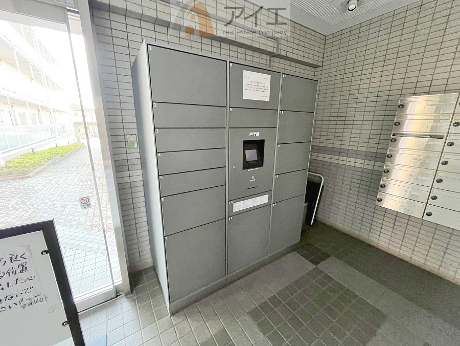 お出掛けが多くても安心な、宅配ボックスつき