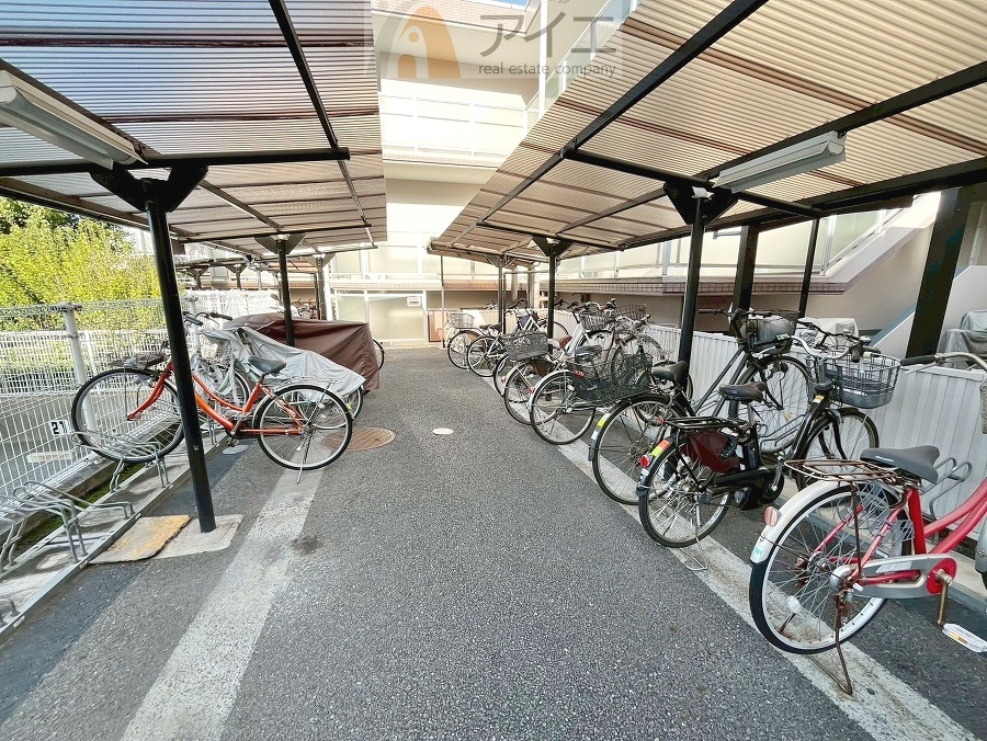 広々スペースの駐輪場はご家族の自転車を置くことができます