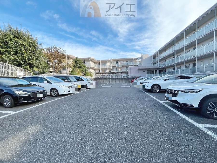 駐車場があるため車通勤の方にも安心なマンションです(要空確認)