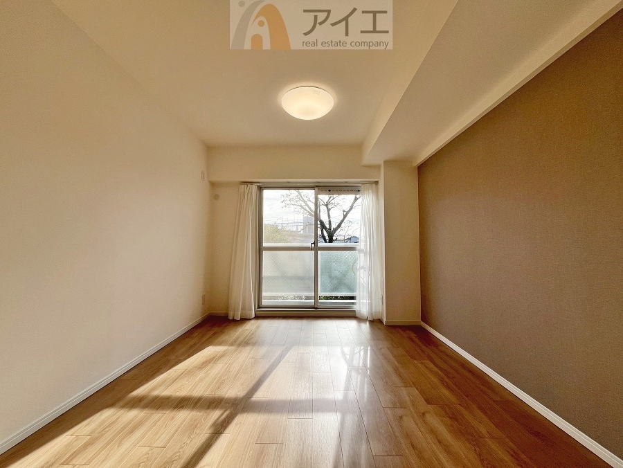 日差しがうれしいリビング、大窓からの見晴らしも良好