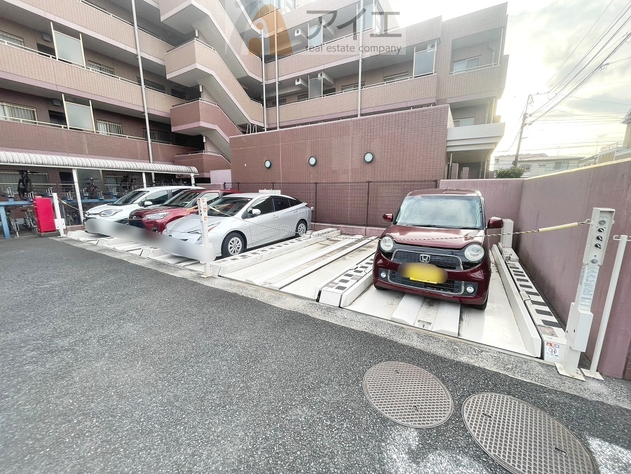 駐車場があるため車通勤の方にも安心なマンションです(要空確認)