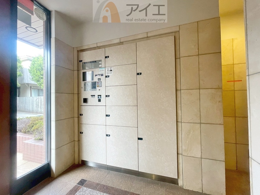 お出掛けが多くても安心な、宅配ボックスつき