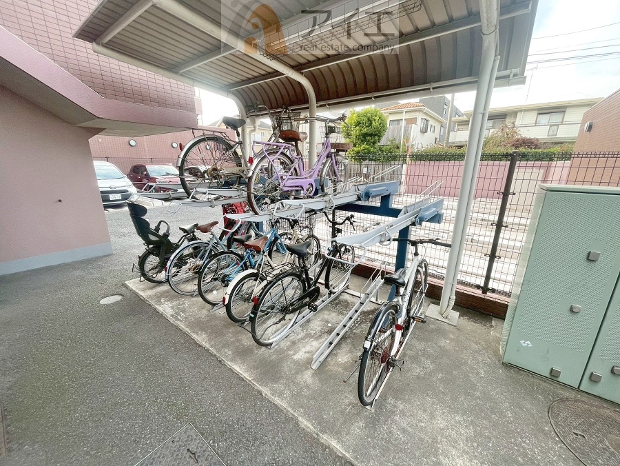広々スペースの駐輪場はご家族の自転車を置くことができます