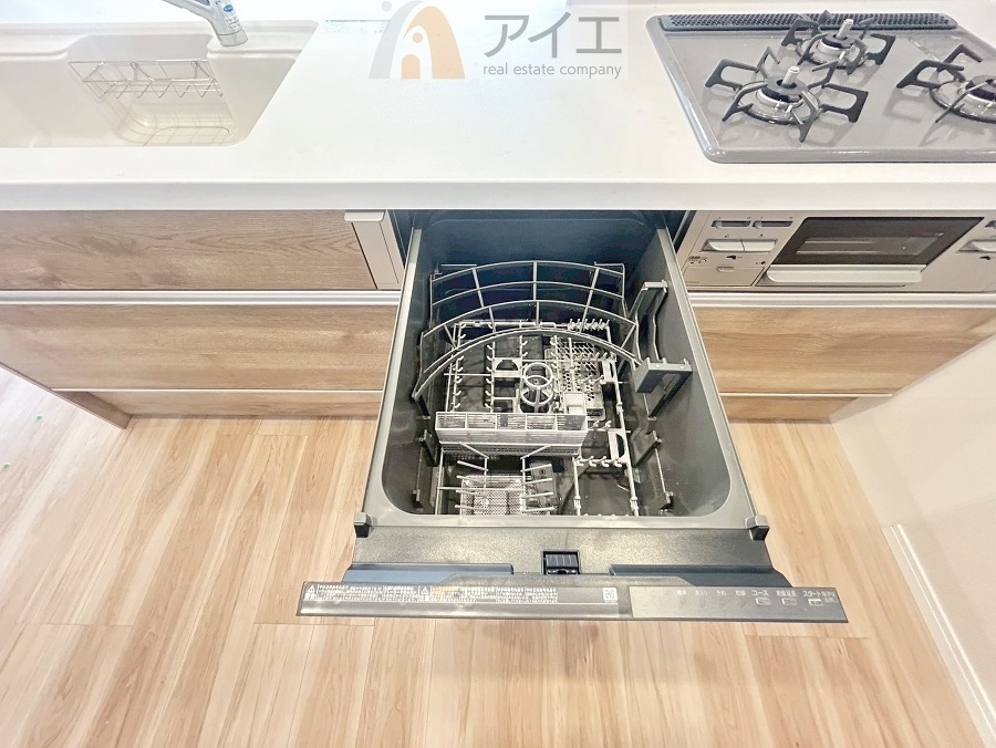手に優しい、後片づけおまかせの食洗機。ママも食後のだんらんに加われます