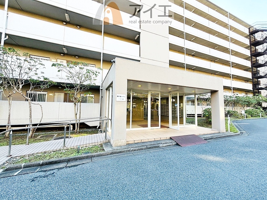 清掃や修理、不審者への声掛けも。管理員日勤は防犯にも有効