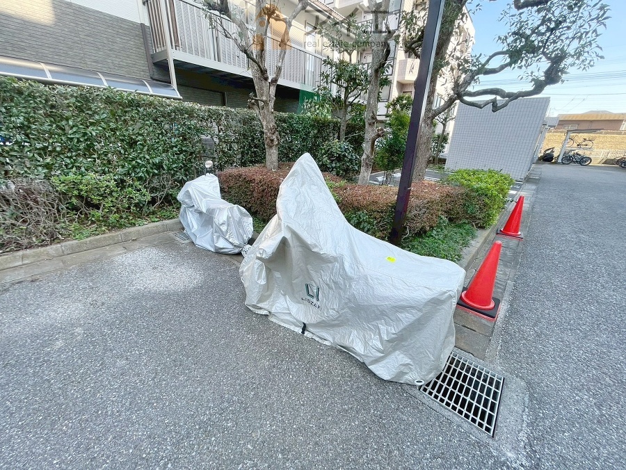 広々スペースの駐輪場はご家族の自転車を置くことができます
