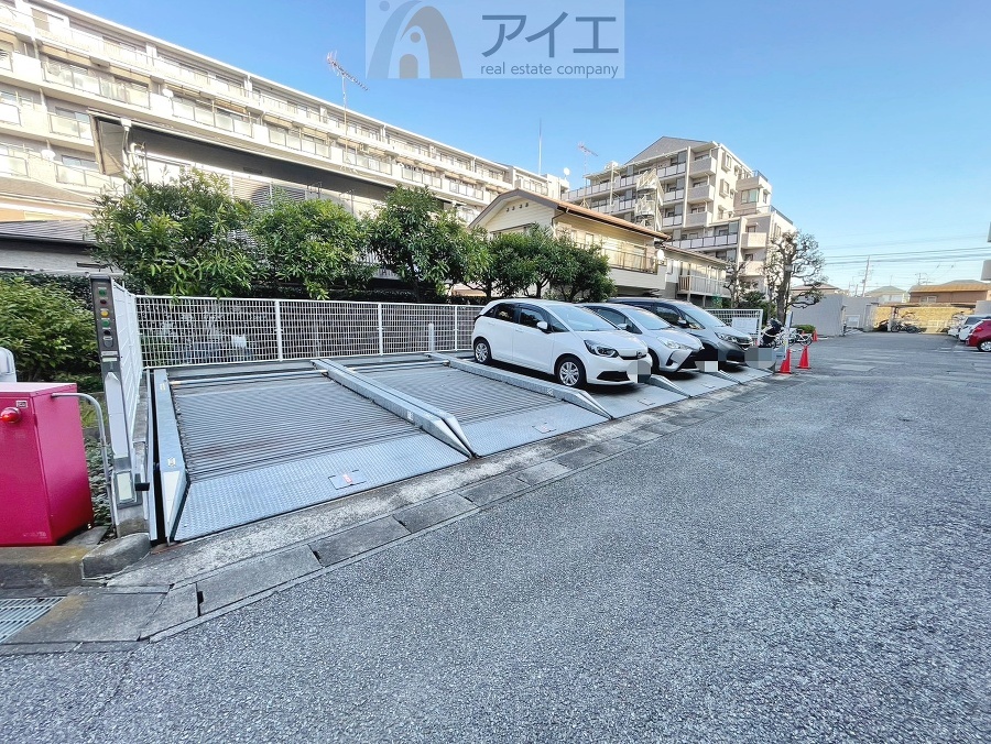 駐車場があるため車通勤の方にも安心なマンションです(要空確認)